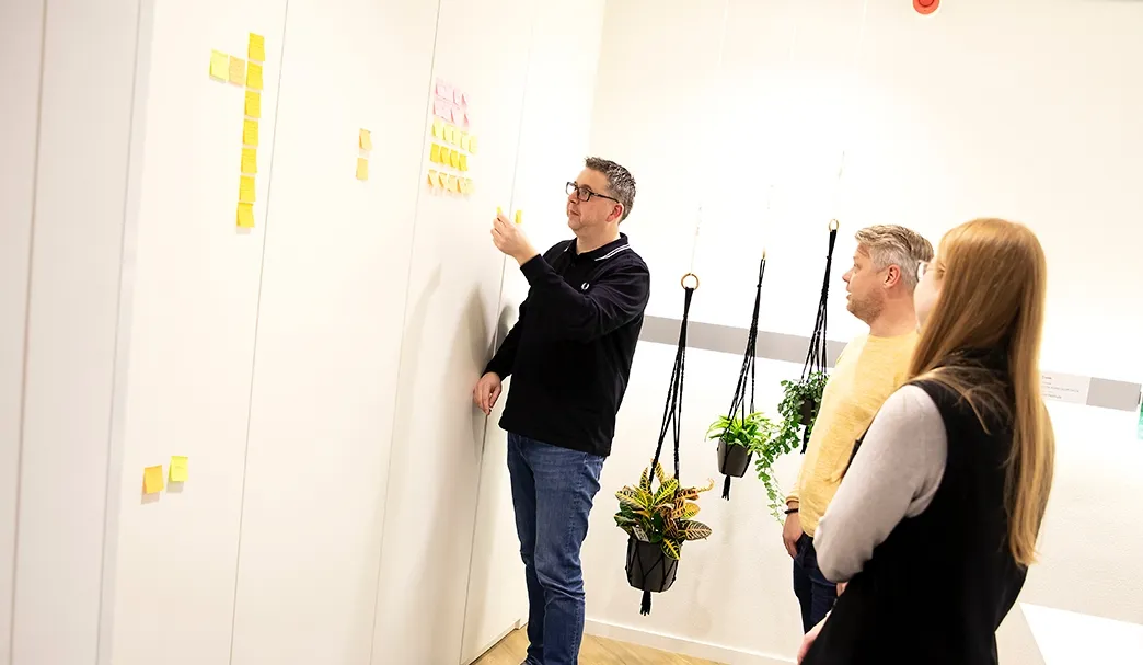 Werksessie met post-its op de muur bij Simplylogic
